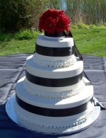 High contrast wred, black and white dramatize a summer wedding
